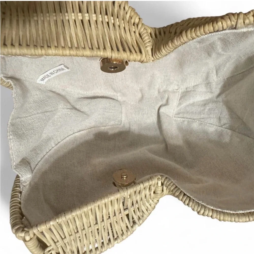 Elegant Natural Woven Shell Shaped Handbag with Shell Handle - Picture 7 of 9